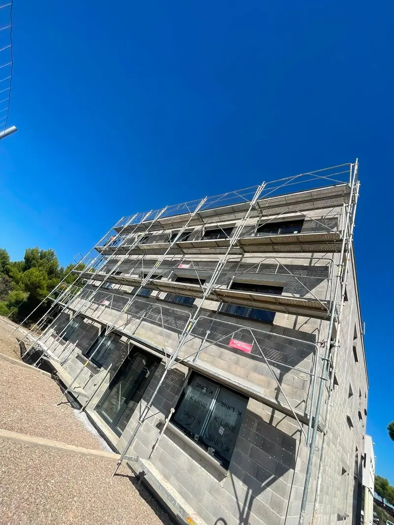 Échafaudage de façade sur bâtiment neuf