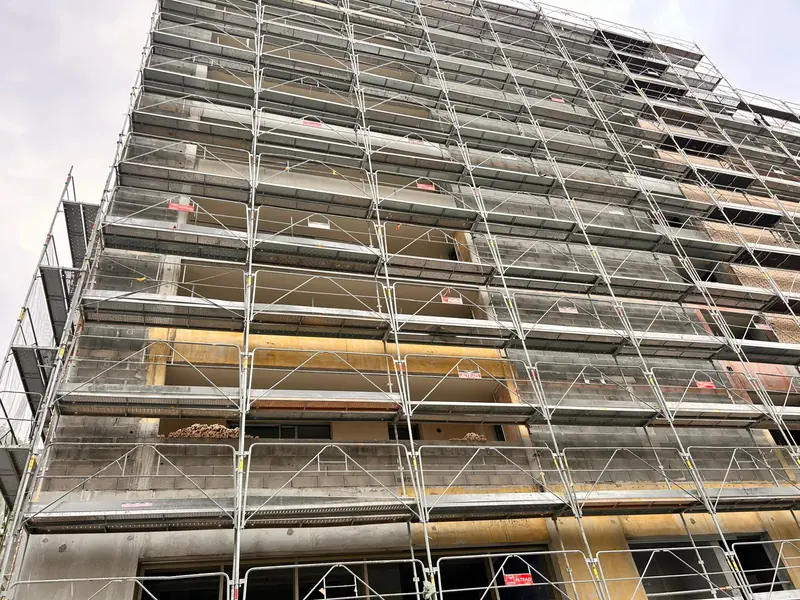 Échafaudage de façade sur immeuble en construction dans l'Hérault