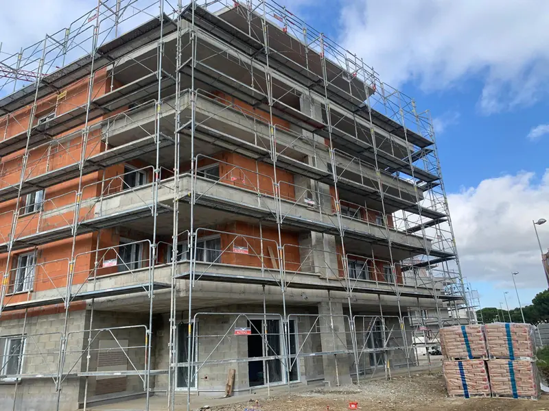 Grand échafaudage de façade sur chantier de logements neufs