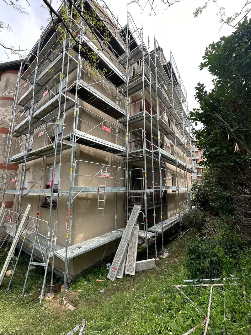 Résidence en rénovation avec échafaudage sur plusieurs niveaux