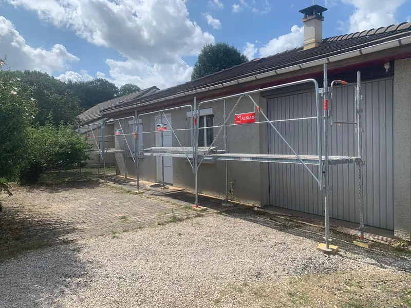 Échafaudage de pied de toiture sur maison pour couvreur et pose de panneaux solaires