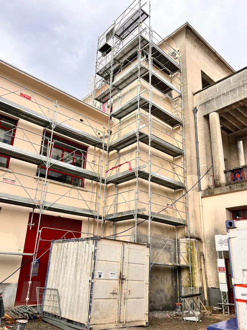 Tour d'échafaudage devant un bâtiment public